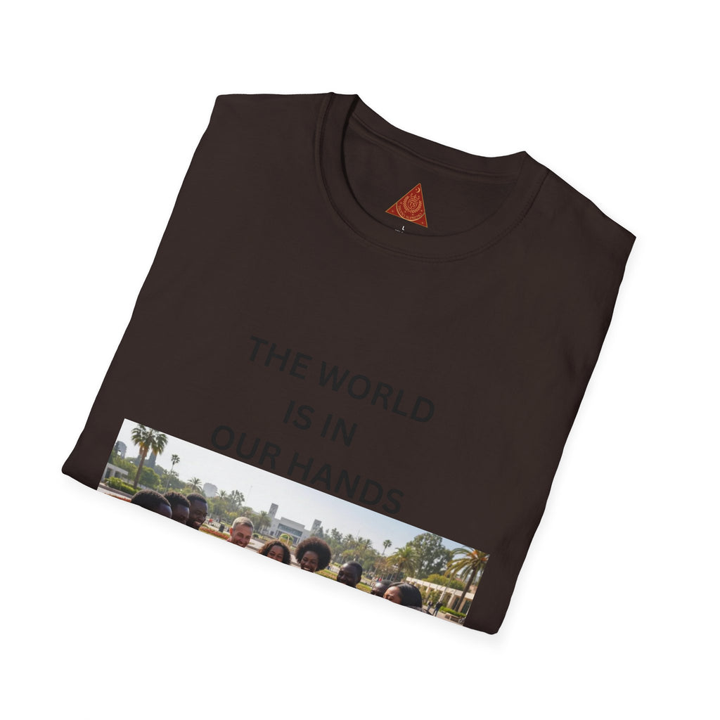 Trono Supremo { Contemporáneo | Camiseta — "El mundo está en nuestras manos" Camiseta Gráfica Comunitaria del Día de la Tierra