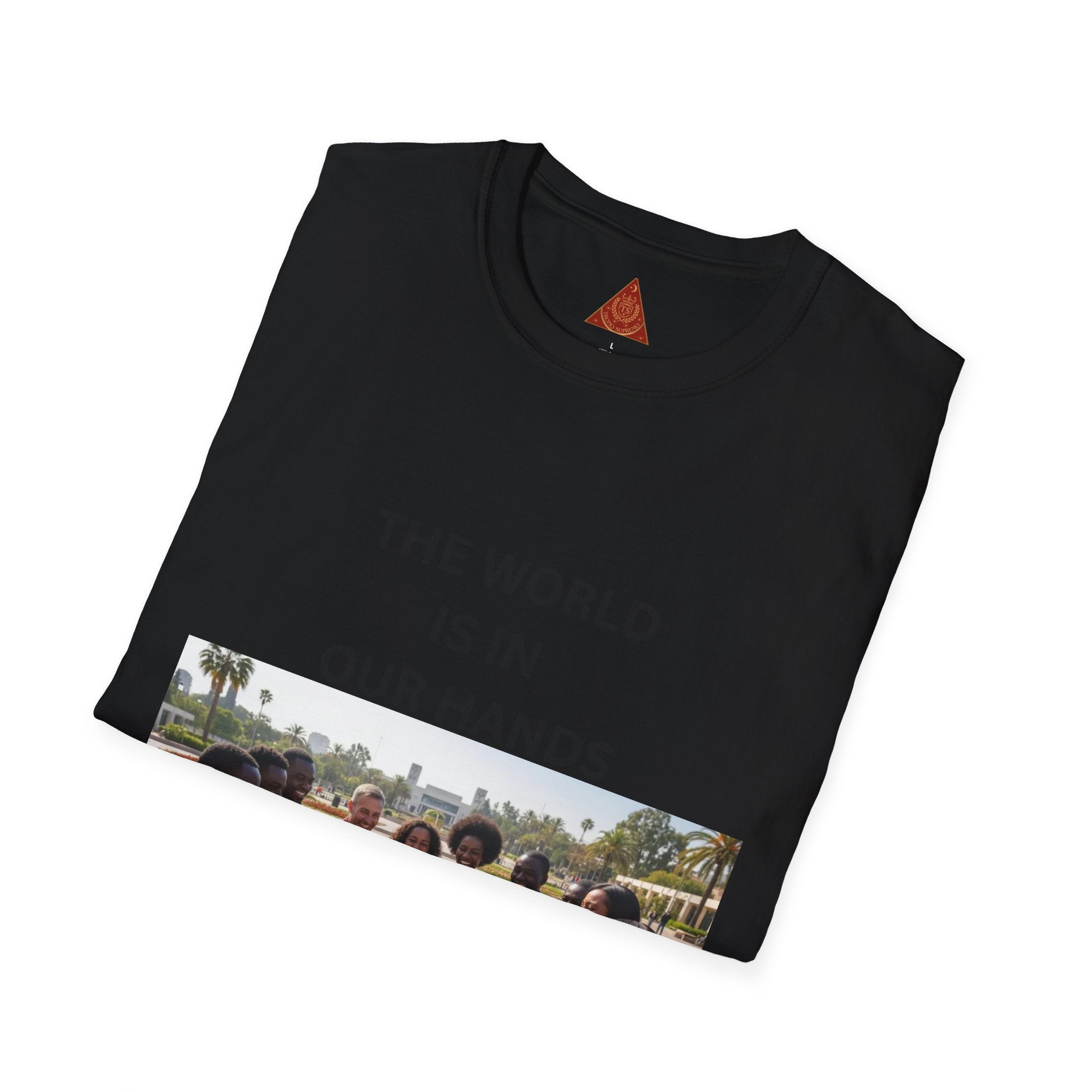 Trono Supremo { Contemporáneo | Camiseta — "El mundo está en nuestras manos" Camiseta Gráfica Comunitaria del Día de la Tierra
