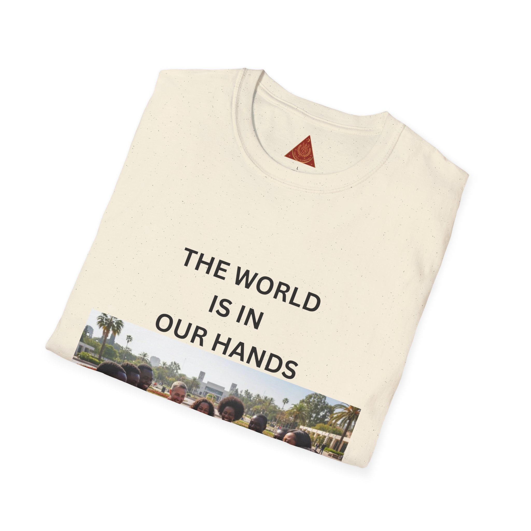 Trono Supremo { Contemporáneo | Camiseta — "El mundo está en nuestras manos" Camiseta Gráfica Comunitaria del Día de la Tierra