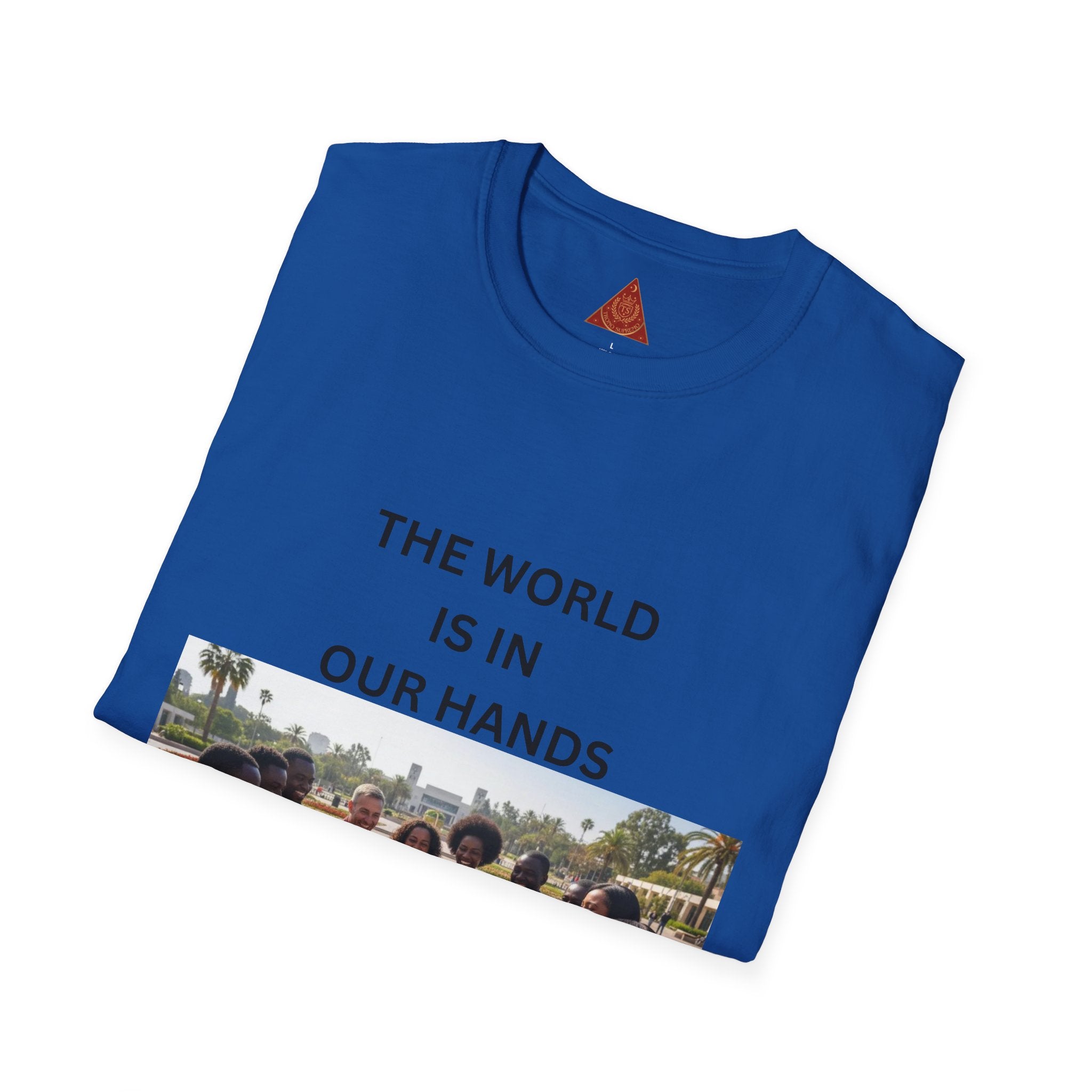 Trono Supremo { Contemporáneo | Camiseta — "El mundo está en nuestras manos" Camiseta Gráfica Comunitaria del Día de la Tierra